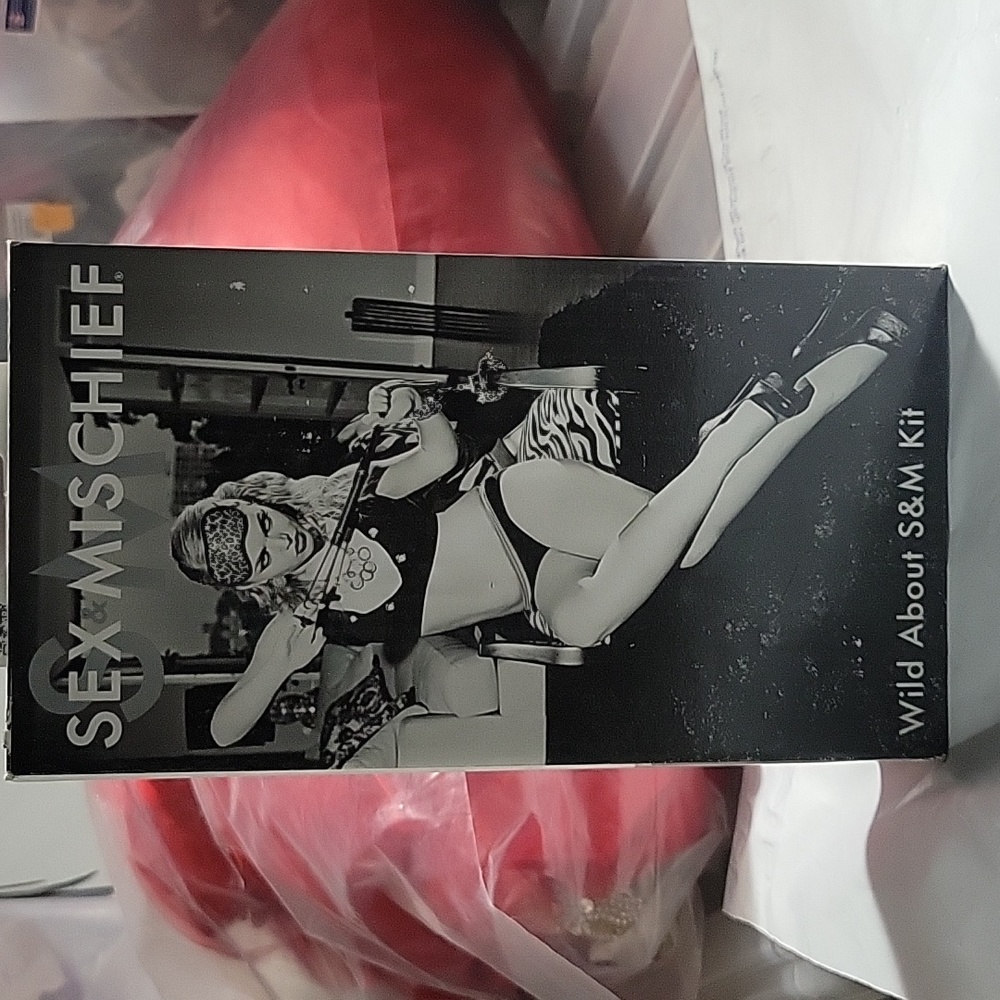 Sports Sheets S&M Kit Kit Includes: 1 pair black furry metal handcuffs, 1 black